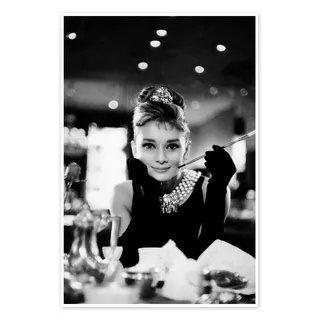 Audrey Hepburn in Breakfast at Tiffany's Poster 40 x 60 cm | Hollywood, Filmklassiker & Vintage Kino | 60er Jahre, Schwarzweiß, Filmstar, Glamour, Modeikone & Kultfilm