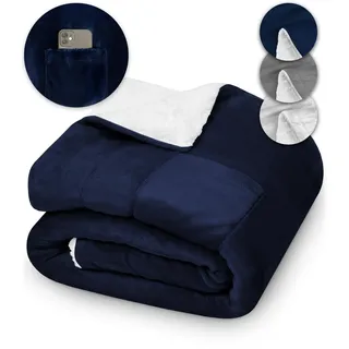 Kuscheldecke 150x200 KAMI flauschig blau, Sherpa Decke mit Hygieneschutz | Tagesdecke für Wohnzimmer, Couch, Sofa, Bett, Sofadecke 150 x 200 mit Handytasche, Große & warme Wohndecke für den Winter