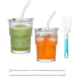 VIQIHEOE Geriffelte Glasbecher, 2 Stück Glas mit Deckel und Strohhalm, 450ml Smoothie Becher, Glasbecher Trinkglas, Eiskaffee Gläser, mit Reinigungspinsel, für Latte, Macchiato, Whiskey(Kurzer Stil)