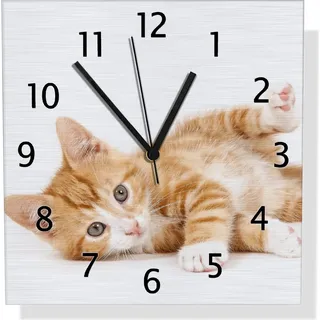 Wallario Design Wanduhr Süße Katze mit großen Augen - rot weiß getigert aus Aluverbund, Größe 30 x 30 cm - Weiß