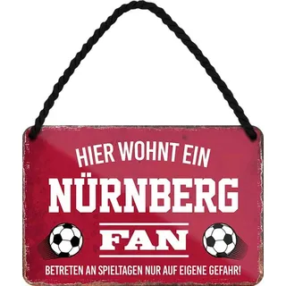 WOGEKA ART Retro Blechschild - Hier wohnt ein Nürnberg Fan Fußball - witziger Spruch Geschenk-Idee Geburtstag Weihnachten Deko 18x12 cm Vintage-Design Hänge-Schild Metall HS32