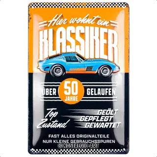 Nostalgic-Art Blechschild, 20 x 30 cm, Hier wohnt ein Klassiker – Geschenk-Idee zum Geburtstag, aus Metall, Werkstatt-Deko im Vintage Design mit Spruch, Blechschilder