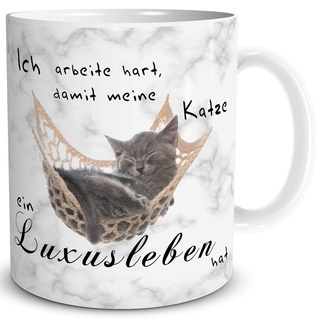 TRIOSK Tasse Katze Luxusleben lustig mit Spruch Ich arbeite hart Katzenmotiv Geschenk für Katzenliebhaber Frauen Freundin Büro Kollegin, Keramik 300ml