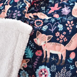Lush Decor Pixie Fox Wende-Sherpa-Überwurfdecke, 127 x 152,4 cm (B x L), Marineblau und Rosa, Gesteppte Kleinkinddecken für Mädchen, buntes Blumenmuster, weiche und Flauschige Kinderdecke für Bett,