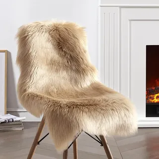 JXLOULAN Faux Lammfell Schaffell Teppich Hellbraun 60x90 cm, Flauschiger Teppich Wohnzimmer Deko Longhair Weicher Fell Carpet für Stühle Sofa Schlafzimmer Kinderzimmer