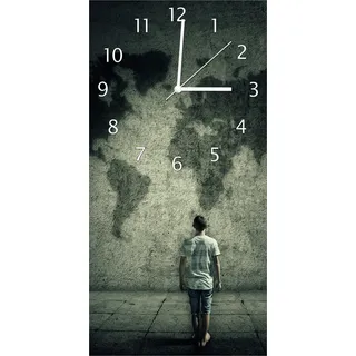 Wallario Design Wanduhr Kleiner Junge vor Weltkarte an grauer Beton-Wand aus Echtglas, Größe 30 x 60 cm - Grün