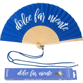 Fisura – Origineller Handfächer mit der Botschaft "Dolce far niente". Moderner und humorvoller Holzfächer. Blau-weißer Fächer. Fächer mit Fächerhalter. Maße: 42,5 x 23 cm.