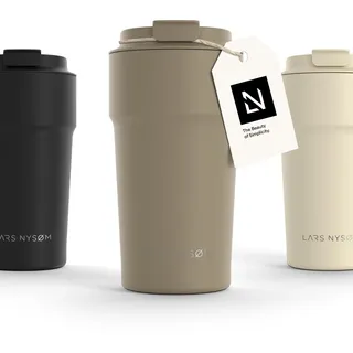 LARS NYSØM Thermo Kaffeebecher to go 500ml | Travel Mug 0,5 Liter mit Isolierung | Auslaufsicherer Edelstahl Thermobecher für Kaffee und Tee unterwegs | Teebecher (Taupe Brown, 500ml)