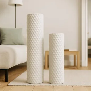 Leewadee Bodenvase Set (2 Stück) - große, hohe Metal Deko-Vasen in Weiß, 60/47 cm - stilvolles Statement für Wohnzimmer, Schlafzimmer, Flur, Kamin & Büro - für Pampasgras & Kunstzweige