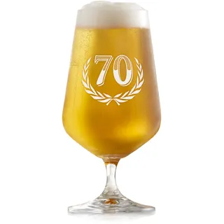 AMAVEL Biertulpe als Geburtstagsgeschenk mit Gravur, Formschönes Bierglas mit Stiel 0,4 ML zum 70. Geburtstag mit Jahreszahl, Pilstulpe als Geschenkidee für Bierliebhaber, Geschenke für Papa und Opa