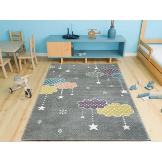 AKCILA Lima Kinderteppich Grau mit bunten Wolken und Sternen 140x190cm | Kinderteppich mit Kurzflor, farbenfrohes Himmelsmotiv, süßer Teppich fürs Kinderzimmer mit Fußbodenheizung