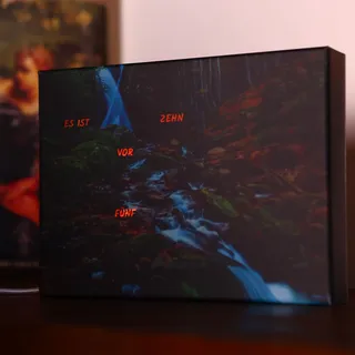 build-yours Elegant BoxClock Dark Forest – Digitale Uhr für den Tisch mit LED-Anzeige und verstellbarem Ständer – Moderne Schreibtischuhr für Zuhause, Büro und stilvolle Einrichtung