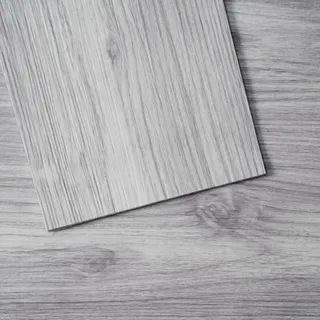 Vevor Selbstklebende Vinyl-Bodenfliesen, 91,4 x 15,2 cm, 20 Stk., 0,62 mm dick, abziehen und aufkleben, hellgraue Holzmaserung, DIY-Bodenbelag für Küche, Esszimmer, Schlafzimmer und Badezimmer