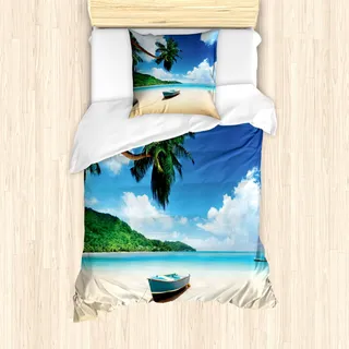ABAKUHAUS Strand Mantele, Boot am Strand in Insel Mahe, Milbensicher Allergiker geeignet mit Kissenbezügen, 135 cm x 200 cm - 80 x 80 cm, Blau, Grün, Sand Brown - Blau