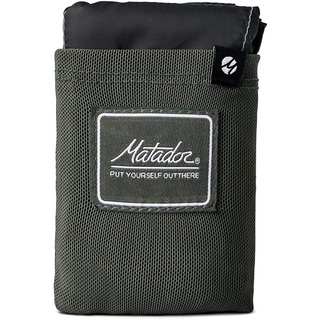 MATADOR Pocket Blanket - Grün (Sitzplätze 2-4); Ultraleicht Picknickdecke mit Pflöcken; Faltbare Picknickdecke für Trockenes Sitzen; Stranddecke Sandfrei & Wanderdecke für Konzert, Wandern, Camping