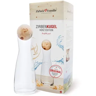 Zirben Familie® das Original ZirbenKugel Set inkl. Wasserkaraffe | Verleiht dem Wasser eine besondere Note | 1 Liter SPIEGELAU Karaffe aus Kristallglas mit Deckel aus ZirbenHolz | Herz Edition