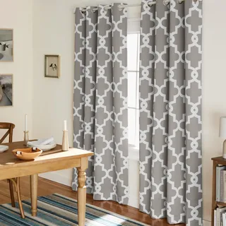 TOWN & COUNTRY EVERYDAY Ironwork Geo Spalier Satin-Vorhänge für den Innenbereich, Raumverdunkelung, Ösenoberseite, energieeffizient, 2er-Pack, 132,1 x 213,4 cm, silberfarben