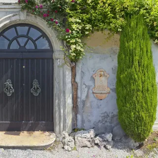Wandbrunnen mit Wasserhahn, Gold- und Grauguss