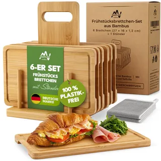 Bazeline Creations Frühstücksbrettchen Set Holz mit Ständer, Schneidebrett | 6 Brettchen aus je einem Stück Bambus, 1,2 cm dick, mit Saftrille und Griffmulde – für Frühstück, Brotzeit, Vesper und Käse