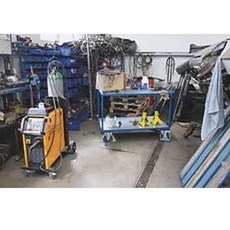 Schwerer Tischwagen, Stahl/MDF-Platte, Enzianblau/silber, 2 Etagen, L 1000 x B 700 mm, TPE-Rollen mit EasySTOP, bis 500 kg
