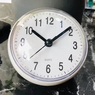 Mini Wanduhr mit Drehregler, Antikondens und wasserdicht für Bad, Küche und WC, kleine Quarzuhr, Tischuhr, 7 cm (Batterien nicht enthalten).