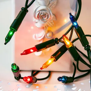 hellum Lichterkette innen mit Stecker, Mini Lichterkette 50 bunte Pisellokerzen, beleuchtete Länge 7,35 m, grünes Kabel, für Weihnachten, Fenster, Kinderzimmer, <59lm 835076