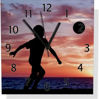 Wallario Design Wanduhr Fußball - Kleiner Junge spielt im Abendrot aus Aluverbund, Größe 30 x 30 cm - Schwarz