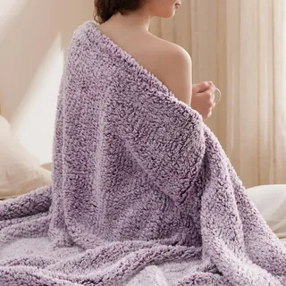 BEDSURE Decke Sofa Kuscheldecke Flauschig Lila - Warm Sherpa Sofaüberwurf Winter Decke, Dicke Couchdecke, 150x200 cm XL Flauschige Wohndecke für Couch
