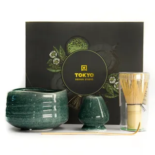 TOKYO design studio – 4-teiliges Matcha Set in hochwertiger Geschenkverpackung - mit Matchaschale, Bambusbesen, Bambuslöffel & Teebesenhalter - Traditionelle Teezeremonie – Edle Keramik in Türkisgrün