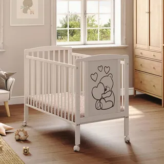 Babybett mit Matratze Luca-Mia 60x120 cm aus Holz – Bär mit Herzen + praktische Rollen im Set
