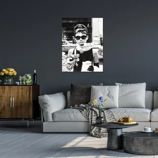 queence Acrylglasbild "Audrey Hepburn" Fenster & Türen  Film  Filmfiguren  Filmszene  Foto  Frau  Portrait  Schwarz-Weiß  Stars Fine Art-Print in Galeriequalität, farbe bild(er): grau