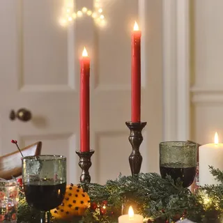 Lights4fun 2er-Set Rote Stabkerzen aus Echtwachs | mit LED-Flamme | Batteriebetrieben und mit Fernbedienung | Weihnachtsdeko für Innen | Echtwachskerzen Adventskerzen | Maße (H) 25 x (D) 2 cm