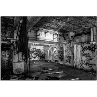 Wallario Outdoor-Poster für Garten oder Balkon, Motiv Alte verlassene Fabrik in schwarz weiß mit Graffiti, in ca. 61 x 91,50 cm - Schwarz