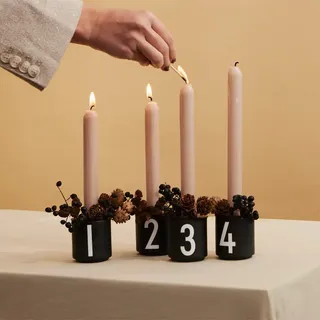 DESIGN LETTERS Adventstassen 4 Stück | Ideal als Adventskerzenhalter, Advent Deko, Adventsgestecke | Porzellan Espressotassen Set für Weihnachtsdeko, Schreibtisch Deko| Kerzenhalter Adventskranz 50 Ml