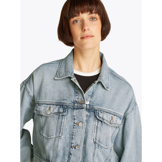 Jeansjacke TOMMY JEANS "OVSZ CROP TRUCKER JACKET BI6012", Damen, Gr. XXL (44), blau (denim light), Denim/Jeans, Obermaterial: 82% Baumwolle, 18% Lyocell, unifarben, oversize kurz, 1-Knopf-Manschette, Jacken Jeansjacke, mit kurzem Schnitt, in blauer Waschung, mit Brusttaschen