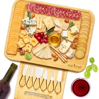 Nutrichef Bambus Käsebrett Set - 44,5 x 32,8 cm mit Schublade – Rechteckiges Charcuterie Brett mit 6 Käsemessern, Servierplatte für Antipasti, Buffet und Dinnerparty