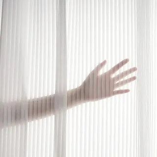 Topfinel Vorhänge Gestreifte Gardinen mit Ösen Weiss 140x145cm Vorhang Halbtransparent 2er Set Ösenschal mit Streifen Muster Deko für Kinderzimmer Wohnzimmer Schlafzimmer