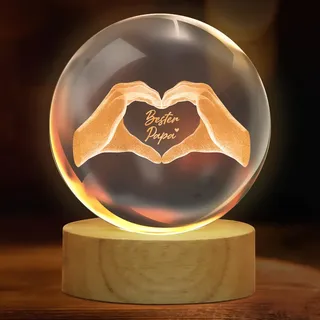 TUZELIYA Glaskugel 3D 7 cm mit Holzsockel Gravur Herz mit zwei Händen und Text "Bester Papa" Vatertagsgeschenk Geburtstagsgeschenk für Papa
