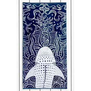 DecoKing Strandtuch groß 90x180 cm Strandlaken 100% Baumwolle Frottee Velours Badetuch Pflegeleicht weich und saugfähig Schnelltrocknendes Strand Handtuch dunkelblau Marineblau blau weiß Shark