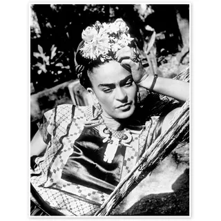 Frida Kahlo in Hängematte, 1948 Poster 50 x 70 cm | Mexikanische Kulturikone der 1940er | Ausdrucksstarkes Schwarz-Weiß-Porträt mit floralem Kopfschmuck