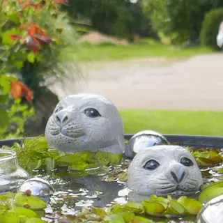 Storm's Gartenzaubereien Seehundkopf - Robbe - Heuler 2er Set 6,5 und 10cm hoch für die Teich oder Miniteich Deko aus Keramik