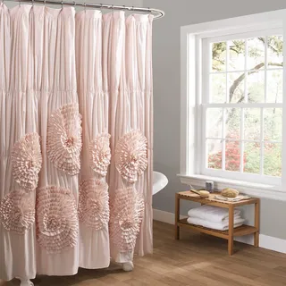 Lush Decor Serena Rüschen-Duschvorhang, 183 x 183 cm, Blush – schönes gerüschtes Blumen-Design – luxuriöser Duschvorhang – rosa Rüschen-Duschvorhang – Vintage-Glamour, Landhaus- und