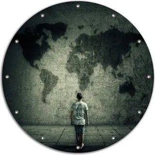 Wallario rundes Outdoor-Poster für Garten oder Balkon, Motiv Kleiner Junge vor Weltkarte an grauer Beton-Wand, 90 cm Durchmesser - Grün