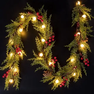 Quntis Weihnachtsgirlande mit Beleuchtung 20 Kugel Lichterkette 175cm Tannengirlande mit Timer 8Modi Kiefernzweige Girlande Weihnachten mit Rote Beeren Tannenzapfen Glöckchen für Weihnachtsdeko