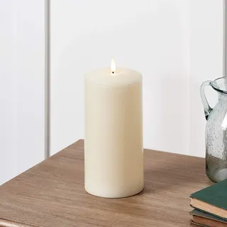 Lights4fun TruGlow® LED-Kerze mit warmweißer flackernder LED Flamme und Timer batteriebetrieben Stumpenkerze traditionell cremefarben neutral Echtwachs groß 20 cm