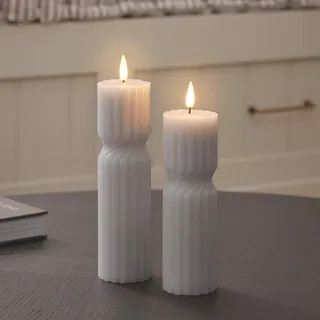 Lights4fun 2er-Set TruGlow® Graue gedrehte Stabkerzen aus Echtwachs | Warmweiße flackernde LEDs | mit Fernbedienung & 6h-Timer | Batteriebetrieben | Deko Frühjahr Tisch & Wohnbereich | Höhe 17,50 cm