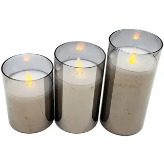Set mit 3 silbernen Kerzen mit batteriebetriebenen Funktionen (Batterien nicht im Lieferumfang enthalten) für Dekoration und Ambiente im Innenbereich.