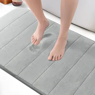 KEPLIN Badematte aus Memory-Schaum, ultraweich, sehr saugfähig, rutschfest, maschinenwaschbar, luxuriöser Komfort für Böden zu Hause und im Badezimmer (Hellgrau, 60 x 90 cm)