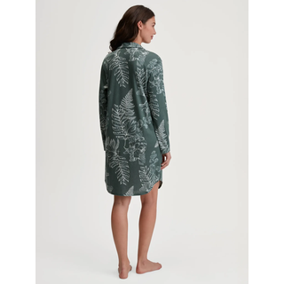 Nachthemd CALIDA "Favourites Glow", Damen, Gr. S (40/42), N-Gr, grün (deep emerald grün), Single Jersey, Obermaterial: 50% Baumwolle, 50% Modal (TENCELTM), bequem kniefrei, V-Ausschnitt, Kleider Nachthemd, Knopfleiste, Single Jersey Qualität, weich, floraler Print
