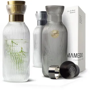MAMEIDO Wasserkaraffe 1 l, Glaskaraffe mit Ausgießer & Sieb, mundgeblasene Karaffe Glas, Wasserkrug mit edler Optik für besondere Anlässe, Karaffen zum Verschenken (Crystal Gold)